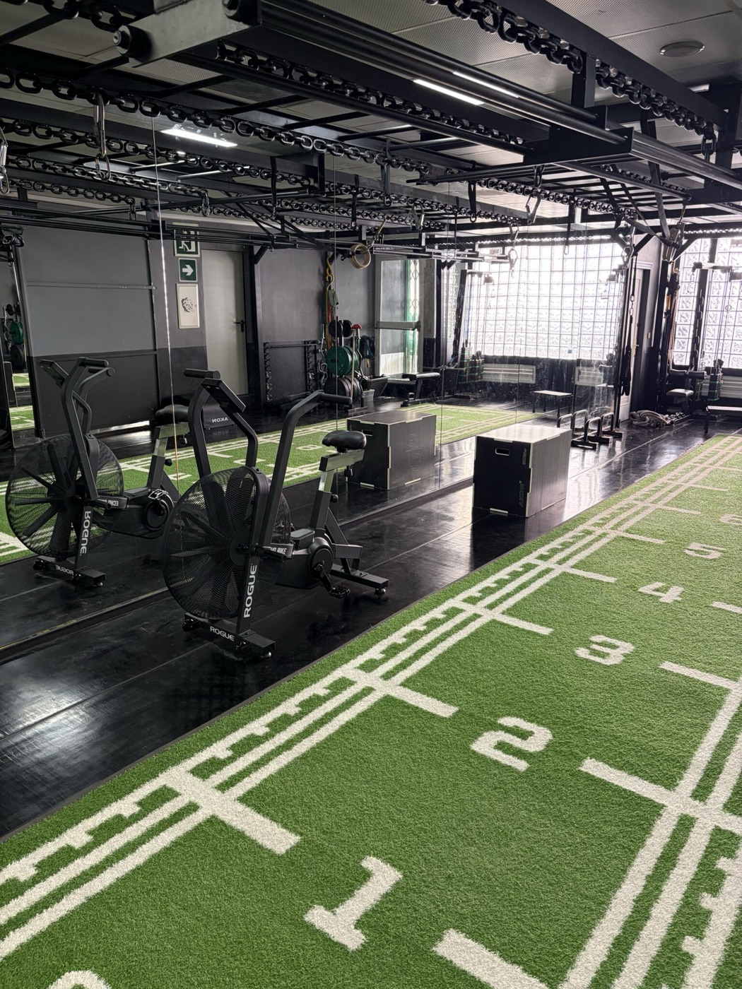 Zona de entrenamiento funcional con césped artificial en ELEV8 Centro de Entrenamiento
